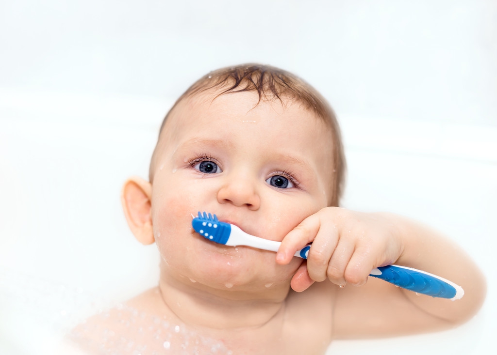 2岁多的娃不肯刷牙,2岁宝宝不肯用牙刷刷牙