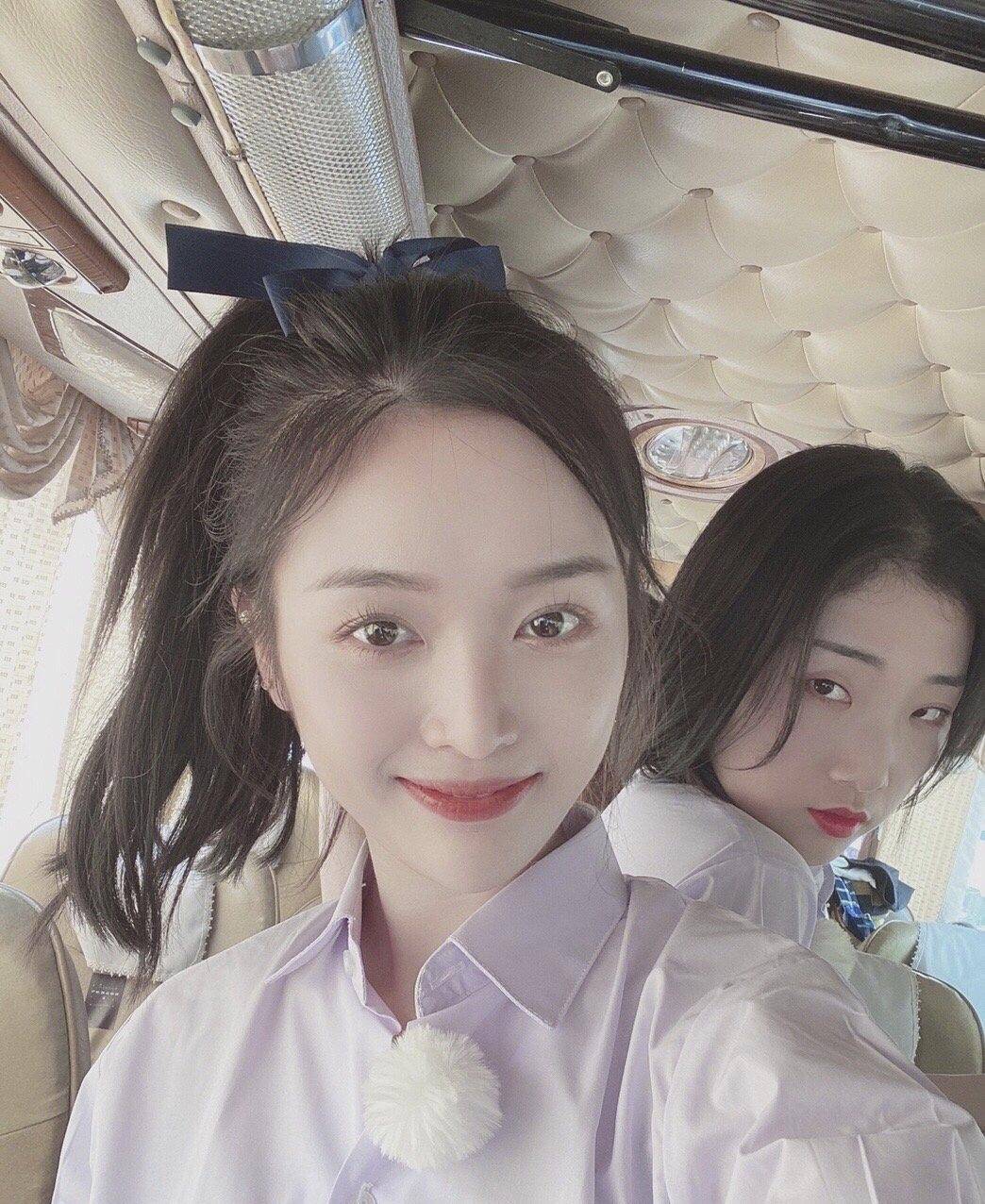 吴宣仪穿低领装拍摄的写真大片,火箭少女吴宣仪表情