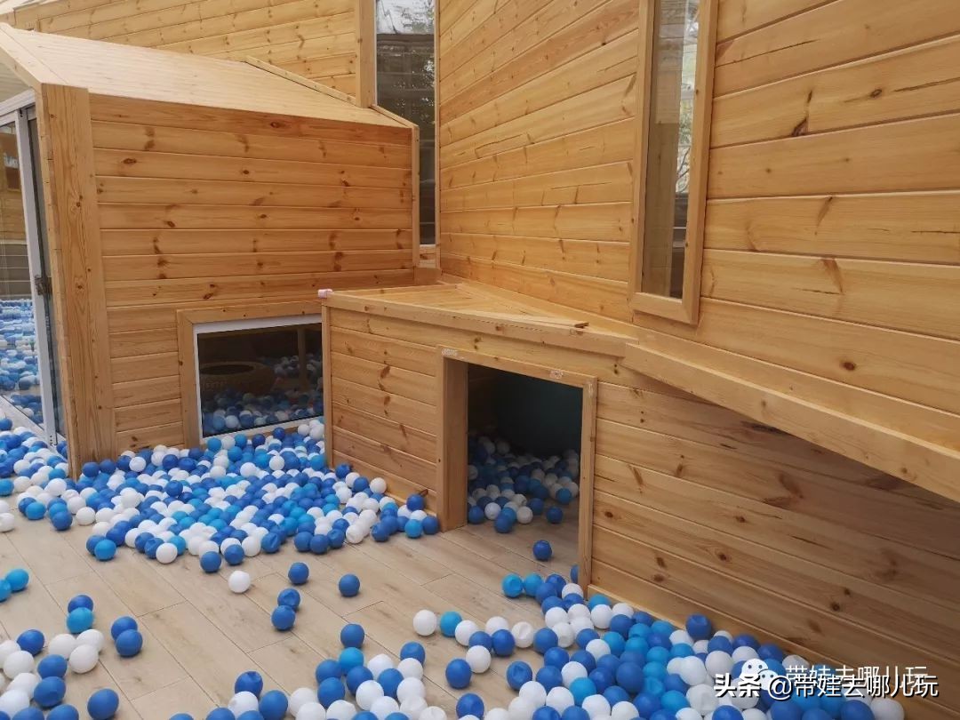 住别墅、滚草坪、躺在床上看电影，密云轻奢营地的花样玩法