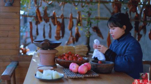 李子柒田园生活的魅力在哪里,当李子柒看到了不一样的田园生活