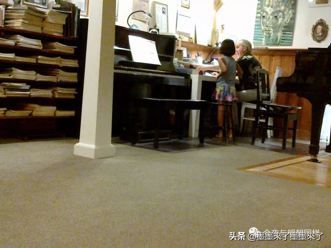 女儿在加拿大读书,女儿在学钢琴