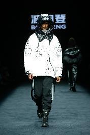 专注羽绒服43年，米兰时装周最强阵容齐聚波司登秀场