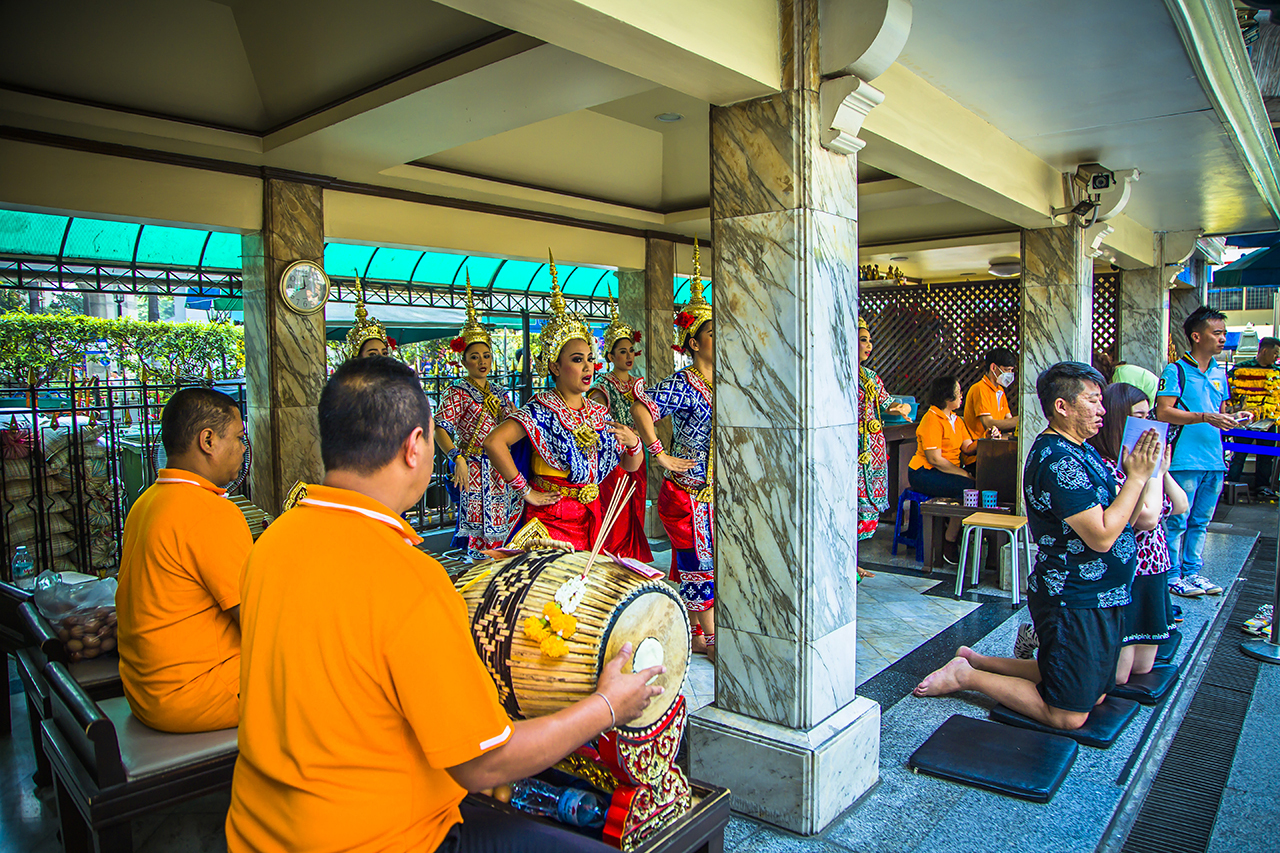 泰国处处都有四面佛，只有曼谷这个最灵验，因有求必应而享誉国际