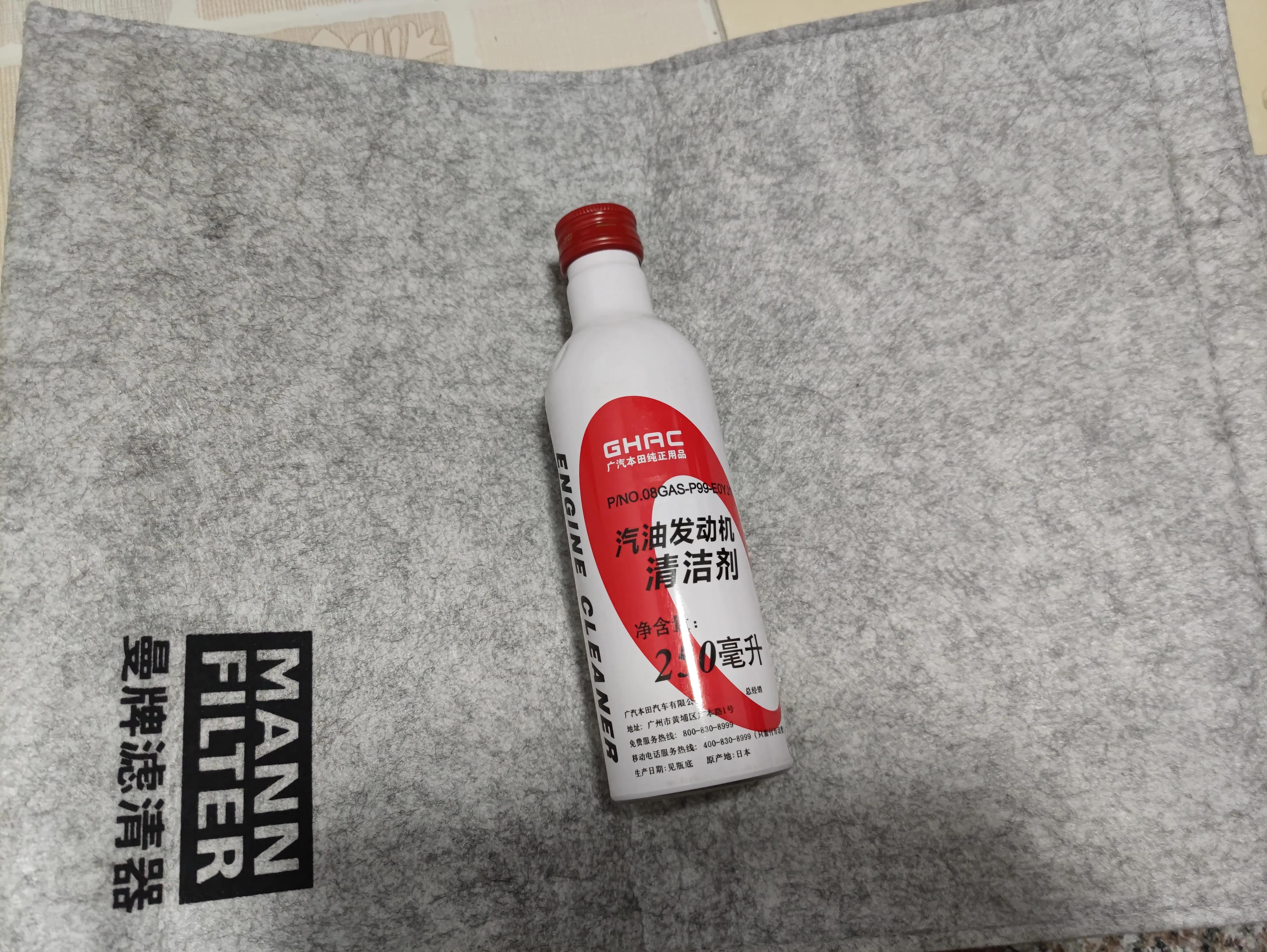 小伙喜提爱车保养爱车,小伙在家保养汽车