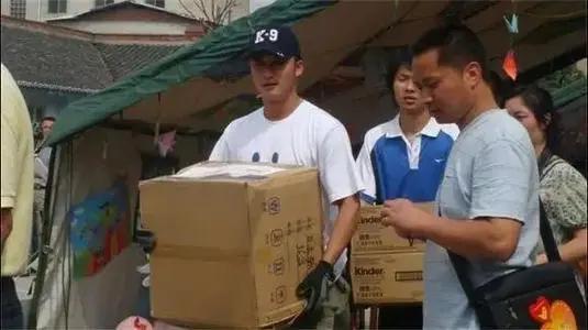 吴京零片酬助演汶川地震改编电影,吴京救灾真实照片