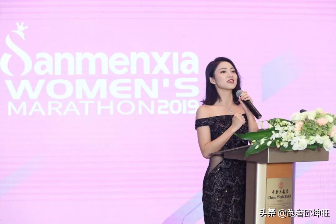 施华洛世奇项链天鹅样式全图,施华洛世奇天鹅水晶项链脖子展示