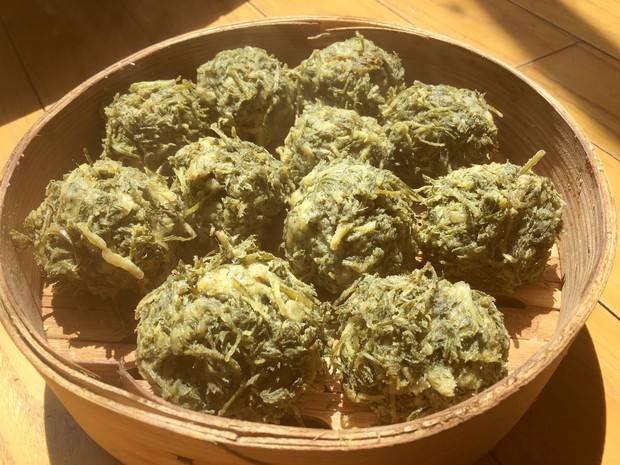 野生艾叶窝窝头,艾草窝窝头家常做法