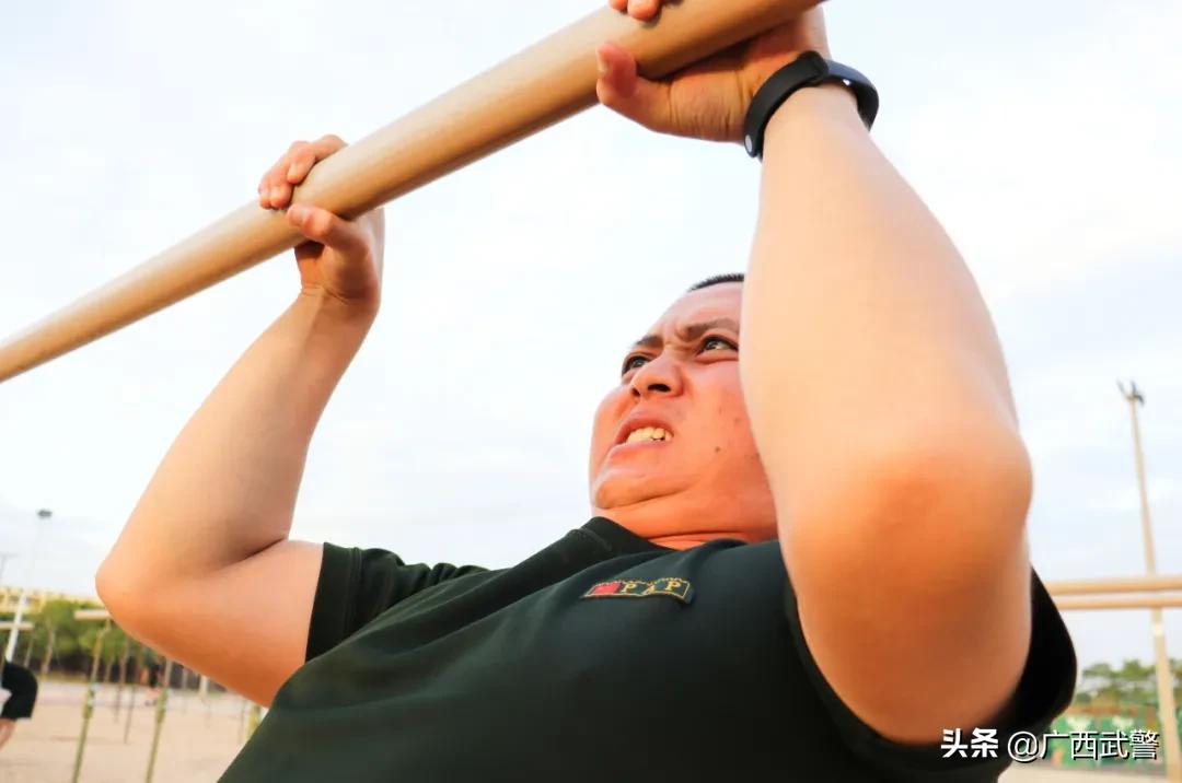 大块头真难对付,大块头当新兵