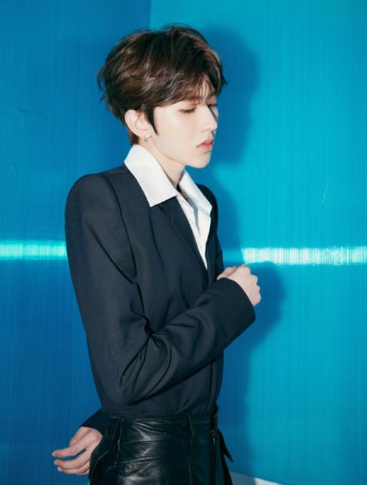 有种“整容”叫蔡徐坤卸妆,失去了眼影后,谁还认得出来?