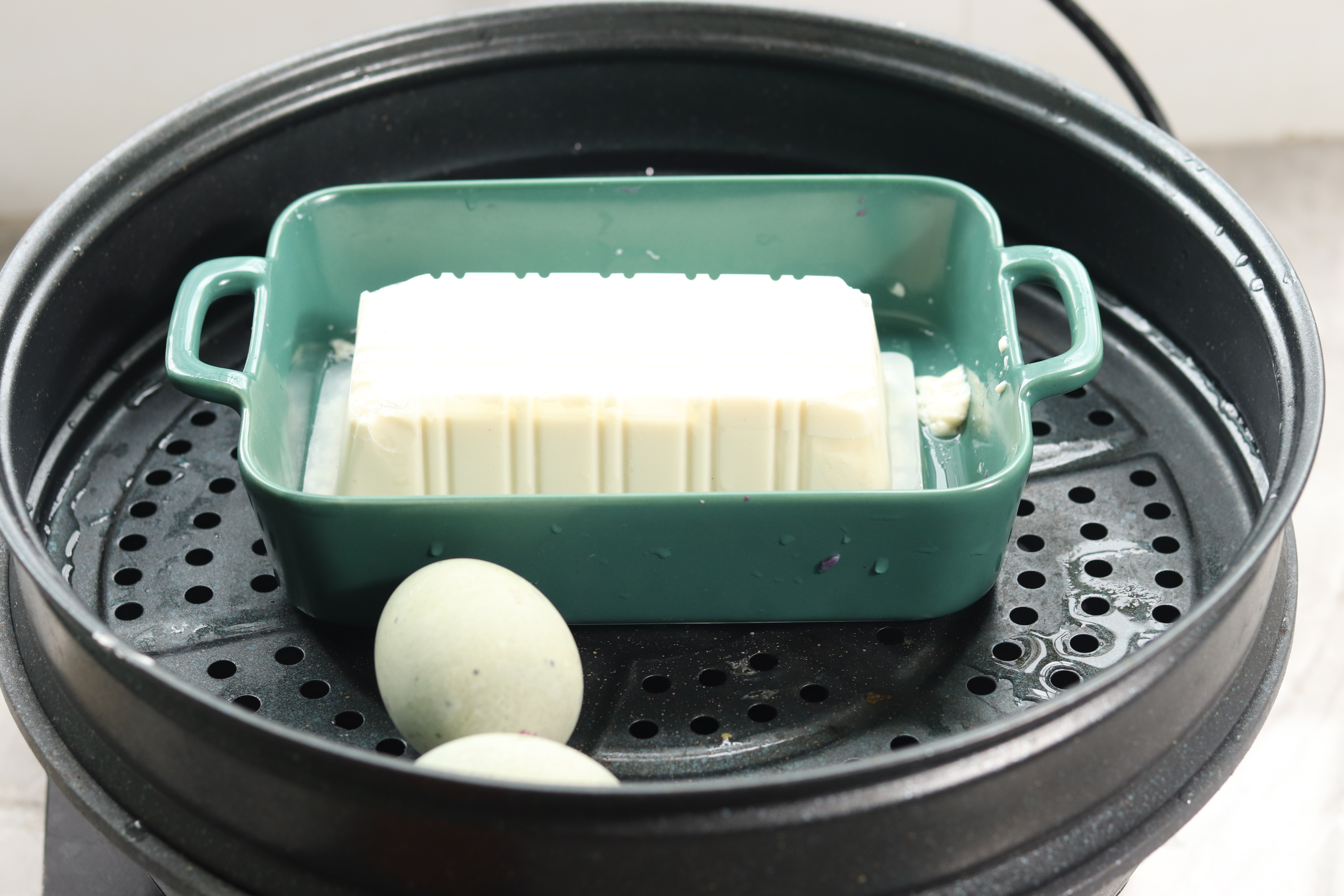 切皮蛋总粘刀,拌豆腐又出水?记住一招,教你做出完美皮蛋豆腐