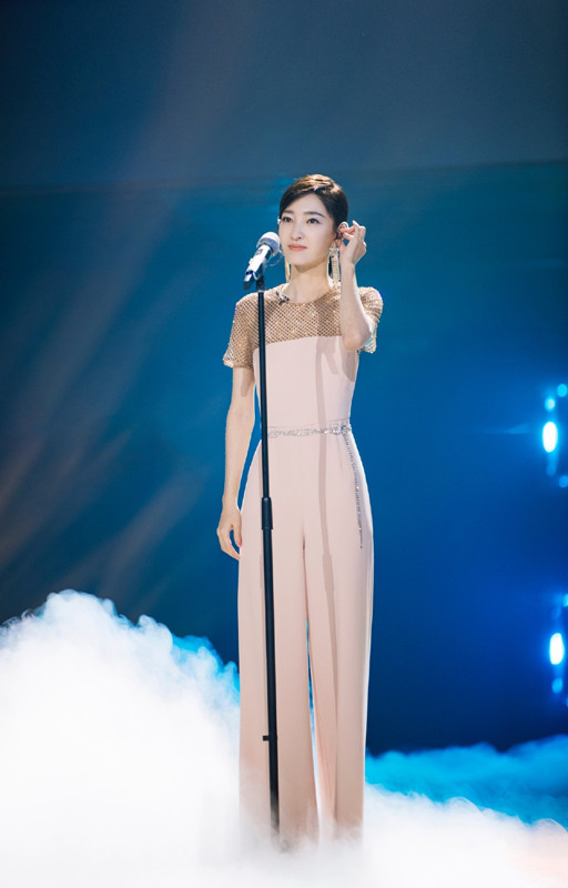 王丽坤身穿荧光色的短袖，搭白色运动裤，可亮眼可好看了