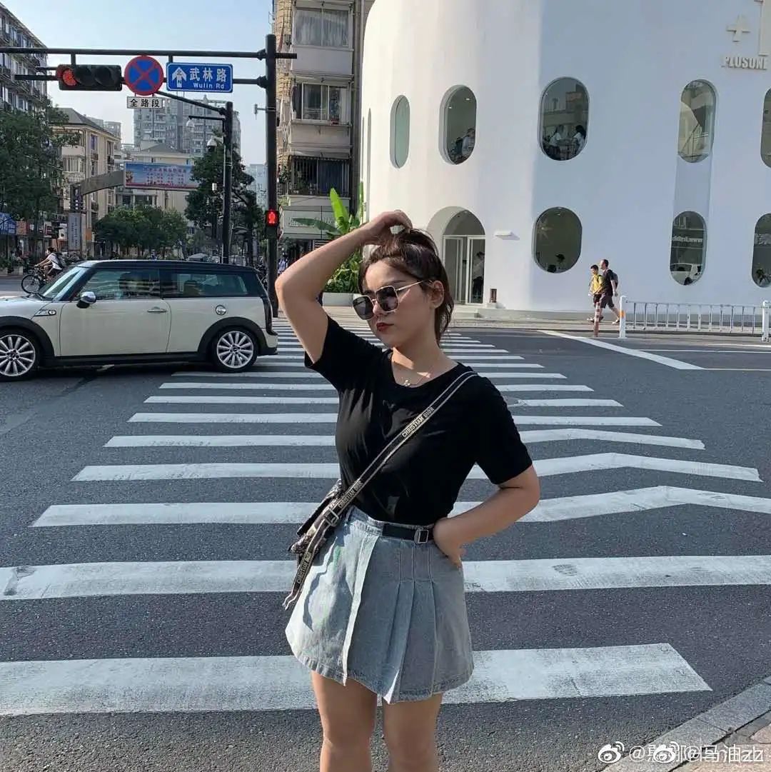 全是黑色衣服怎么穿出高级感,男黑色衣服的高级搭配