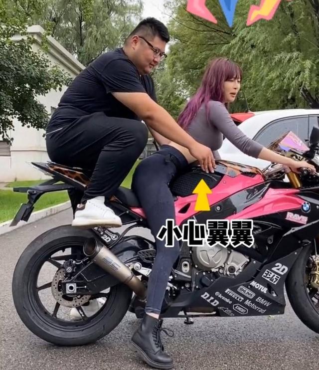 自古套路得人心！被称感情猴的他，为何能得众多美女网红“宠爱”