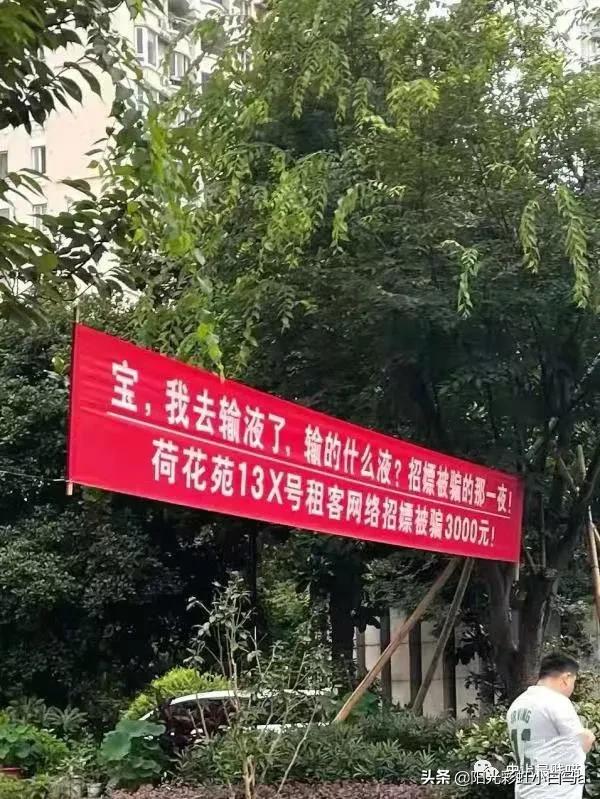 穿恨天高坐地铁的社死现场,两位男士都不忍看这次“崴脚表演”