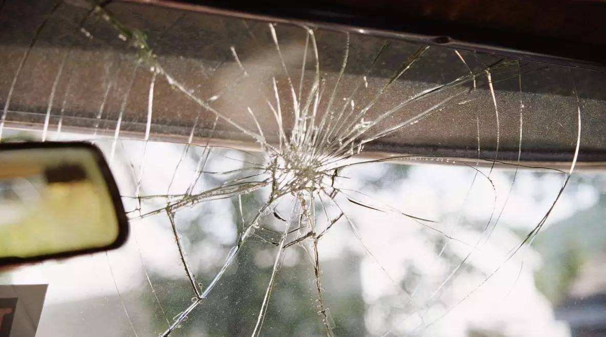 车玻璃被砸保险怎么处理,车玻璃被砸怎么安慰