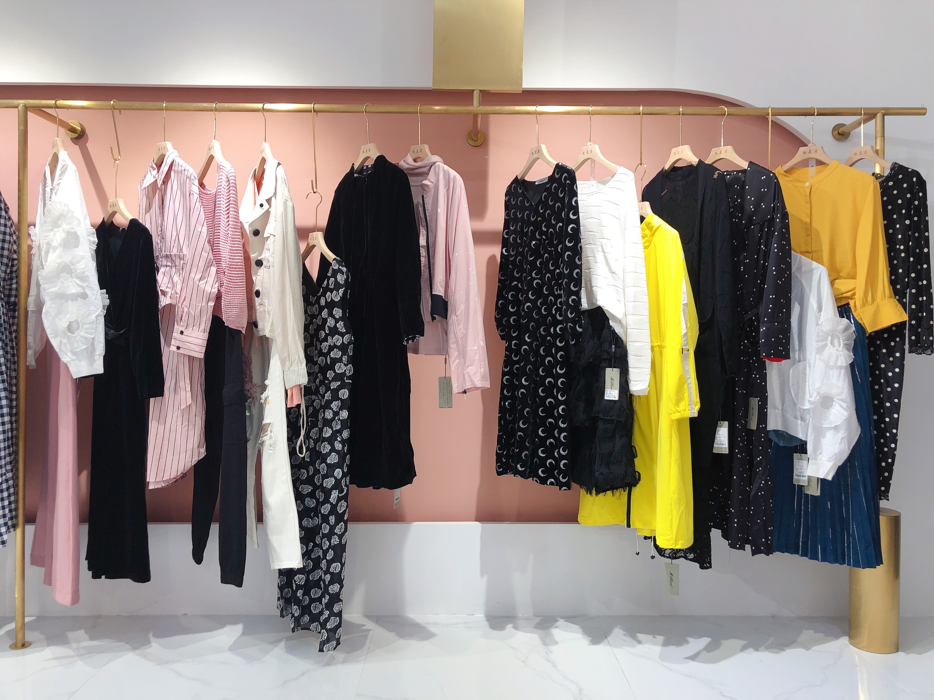 北京品牌女装羽绒服批发市场,羽绒服品牌尾货货源哪里找