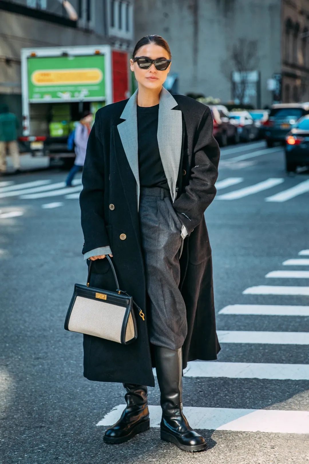 毛呢大衣怎么穿才减龄有范不老气,今年流行短羊绒大衣最佳搭配