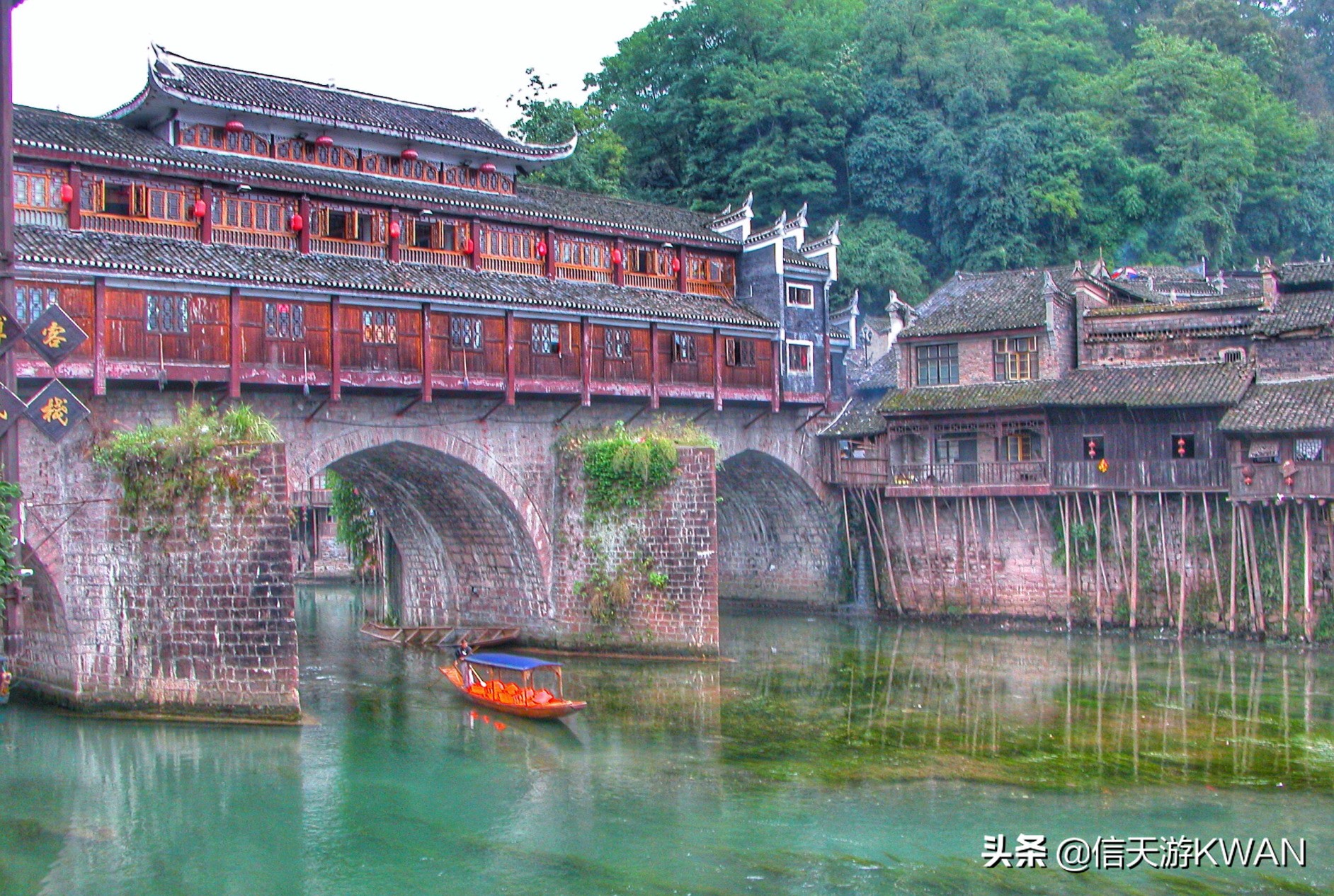 边城：沈从文笔下的湘西,沈从文在边城中对沱江的描写