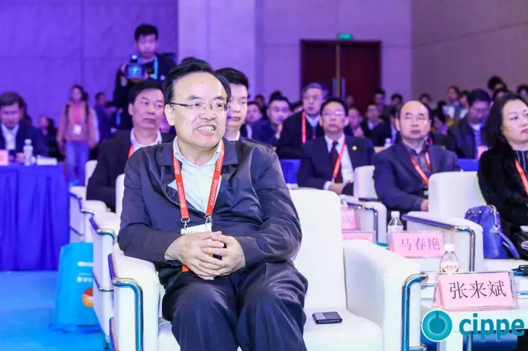 顾秀莲、马培华、李毅中、张来斌参加一年一度的世界石油装备大会cippe