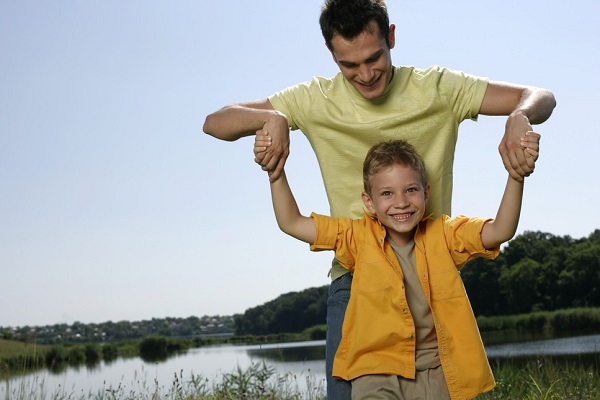 宝爸拉儿子聊人生，宝妈受不了报警！其实，爸爸唠叨比妈妈更可怕