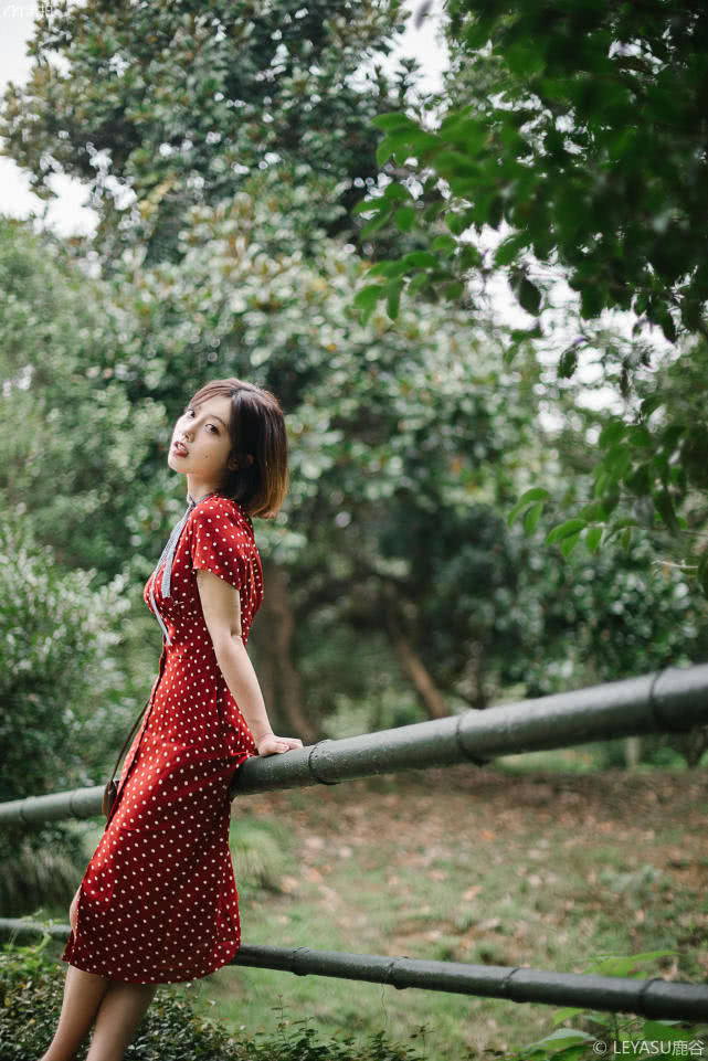 随性慵懒波点裙,少女感十足的波点裙