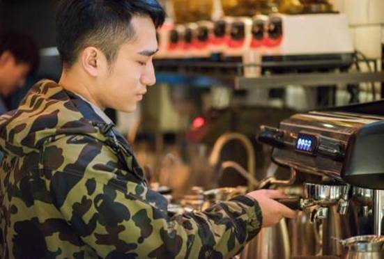 90后小伙卖奶茶创业身价过亿,一个正在创业的90后