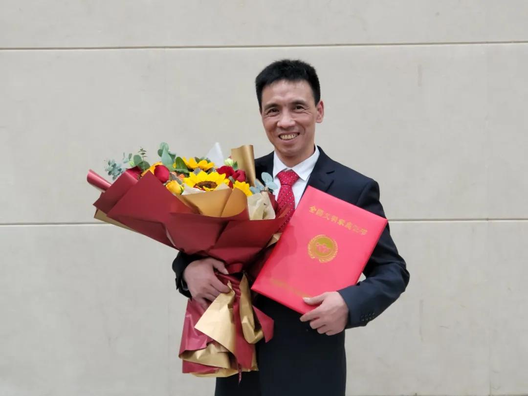 妻子昏迷十年丈夫不离不弃,妻子植物人13年丈夫不离不弃照顾