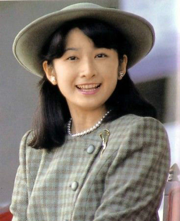 日本纪子妃总是好高调！棕色粗花呢子套装超美，和雅子平分秋色啊