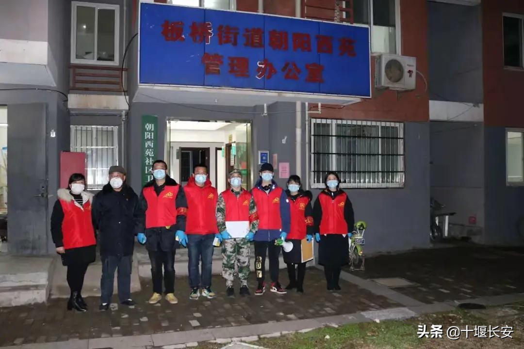 我是一颗小小的石头，深深地埋在网格之中