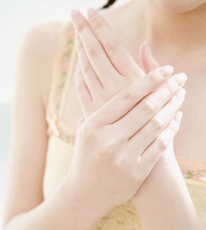 再年轻的脸也挡不住“奶奶”手，隐藏年龄的秘密，全靠这一只