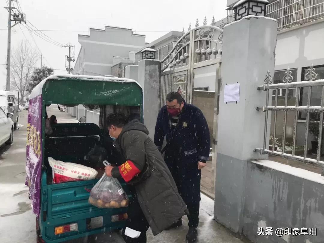 风雪中的坚守致敬一线防疫人,防疫人员路人拍摄