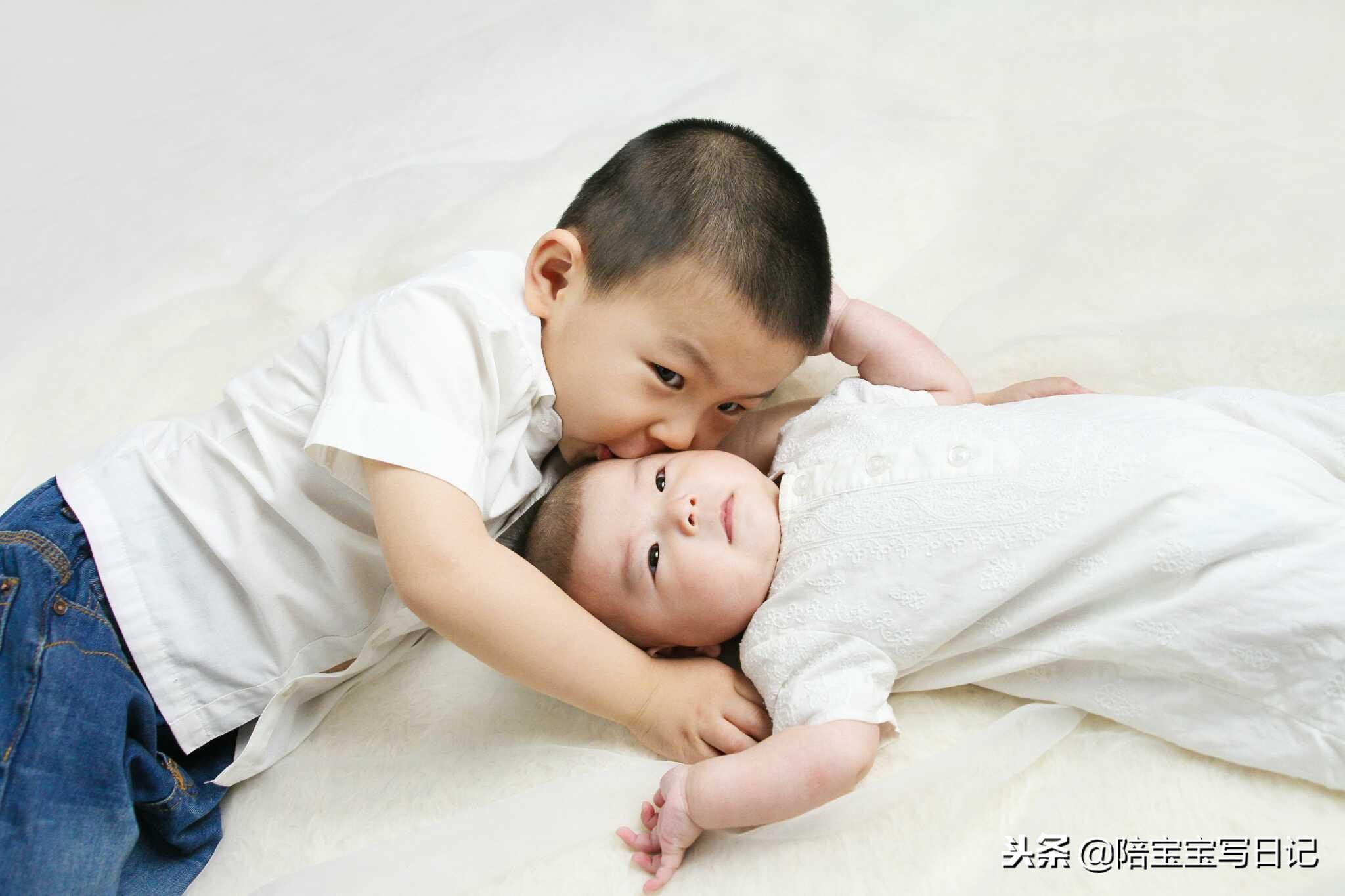 老大和老二打架妈妈该怎么办,二胎家庭老大老二总是打架怎么办