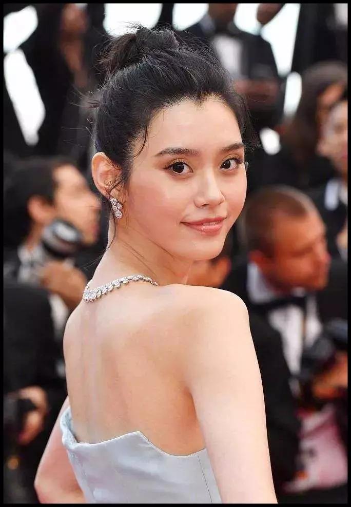 有的人为啥天生就有颈纹,颈纹明显无法掩饰是女神