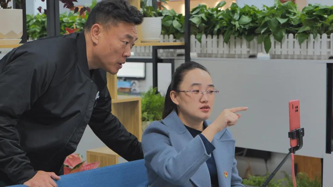 直播带货卖木耳做村民的贴心人——记吉林省蛟河市漂河镇青背村第一书记曾丽圆