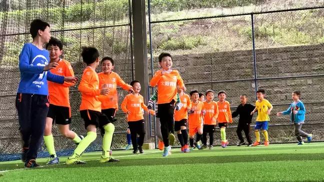 足球青训暑假班招生,太阳青训训练营的直播间