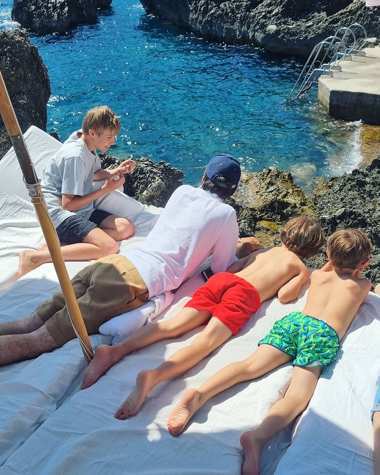 LV太子妃和老公恩爱游意大利！印花少女风穿搭真嫩，儿子比她都高