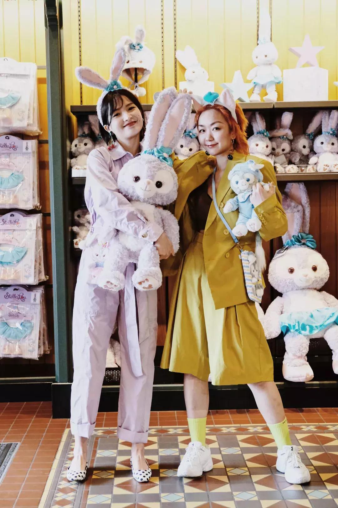 我们在上海迪士尼里玩耍了一天，发现穿的美才能玩的好！