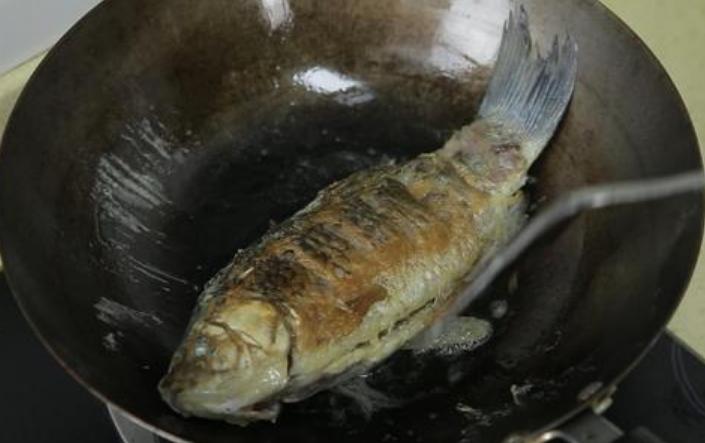 煎鱼总粘锅，别再怨锅了，大厨教你3个技巧，不粘锅不破皮，管用