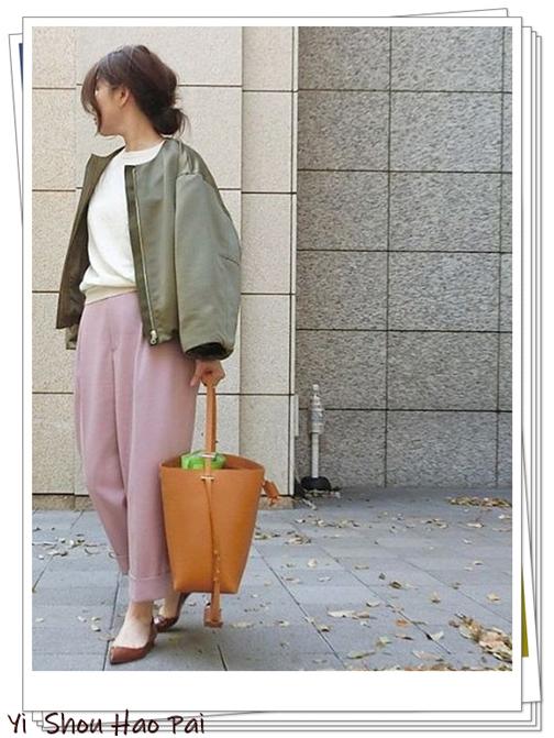 粉红色裤子搭配什么颜色上衣好看,粉红色裤子配什么上衣好看