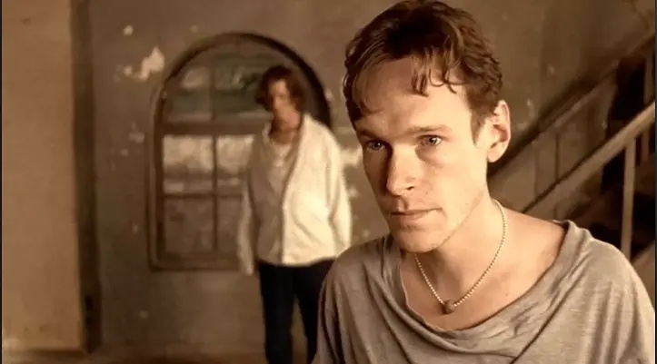 它是迄今为止最有个性的英国电影，狗咬狗的人物关系经常被模仿