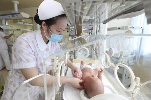 小孩发高烧家长插队如何沟通,小孩高热抽搐医院急诊处理