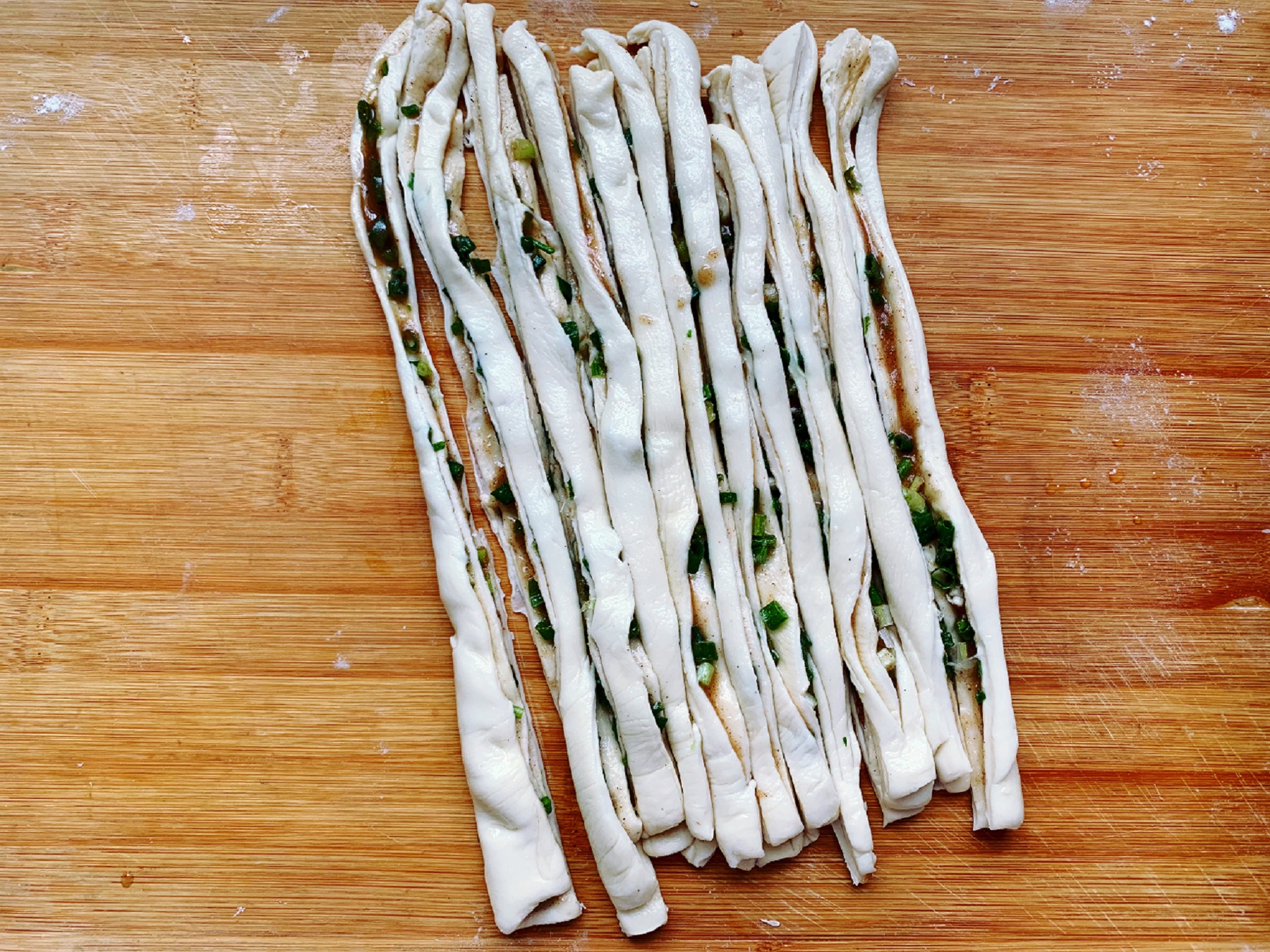 葱花千层盘丝饼,葱油千层饼加鸡蛋