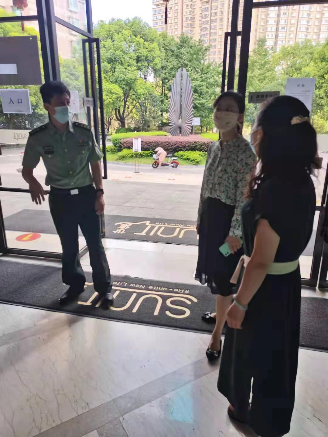 区街新闻|70多幅照片记录世茂滨江社区辖内志愿者,南京感谢你们