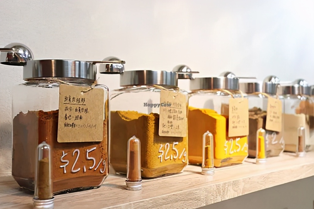 “裸卖”商店:食物都没有包装,想买东西要自己带上容器