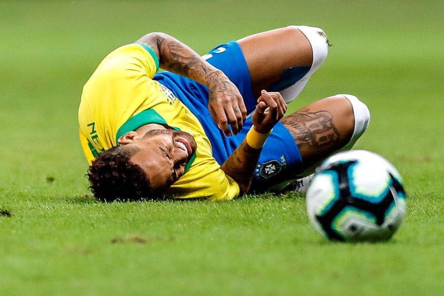 心酸！1.8亿球星，瘸了腿伤了心，还被人告性侵，只能蹦跳进警局