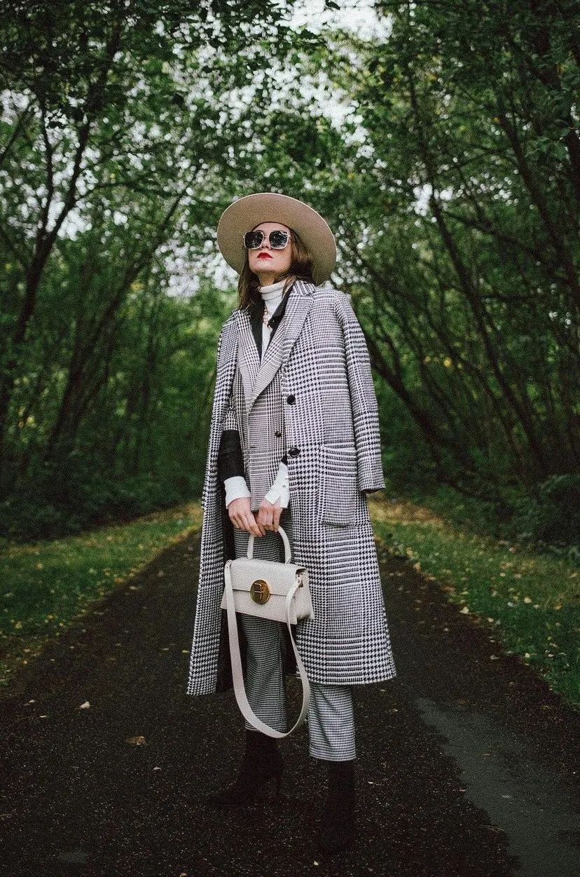 黑白格纹大衣怎么搭配好看,戴帽子黑白格纹大衣怎么搭配好看