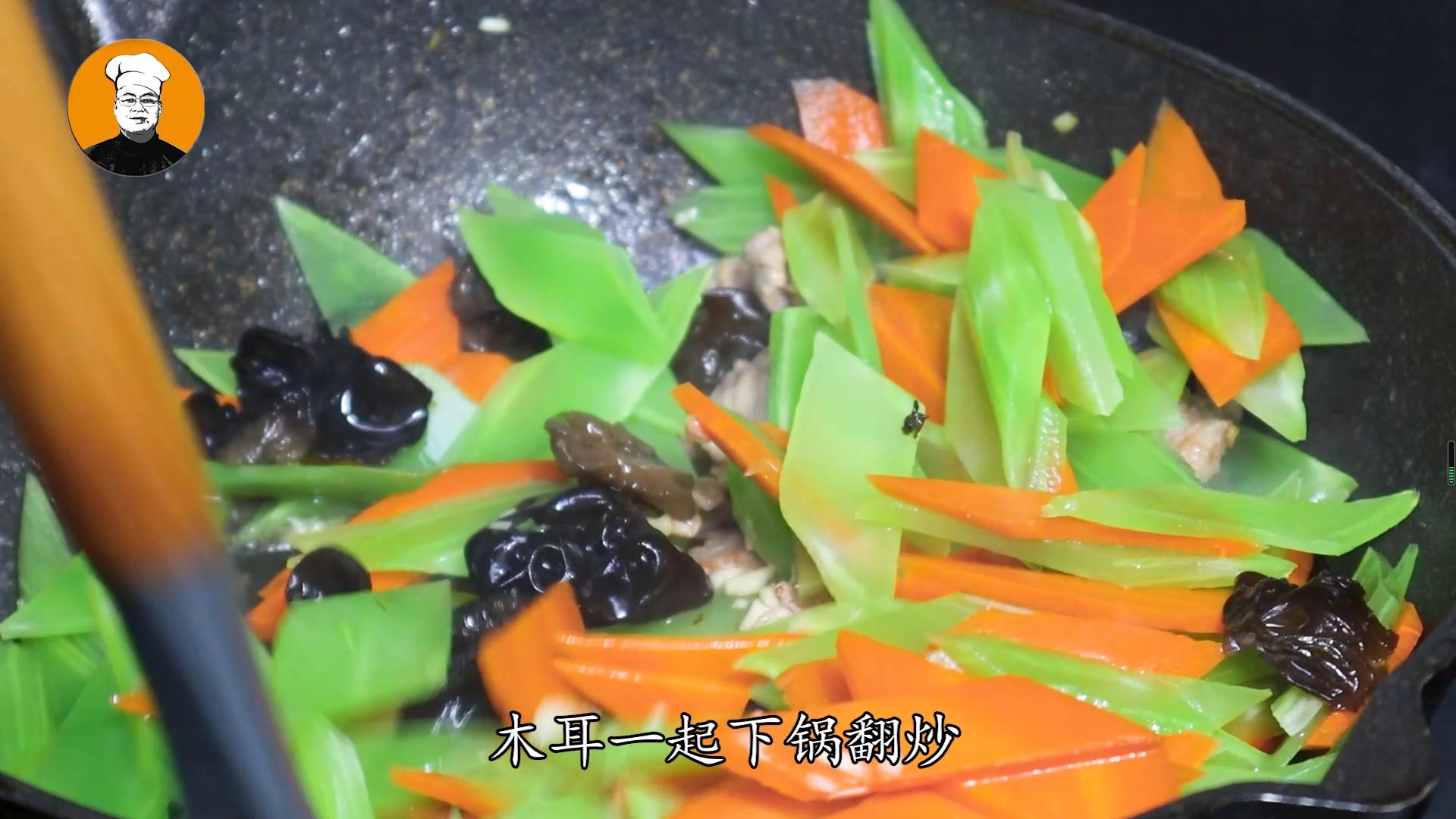 莴笋这样炒才能炒出饭店的味道,今天教你炒莴笋清脆可口