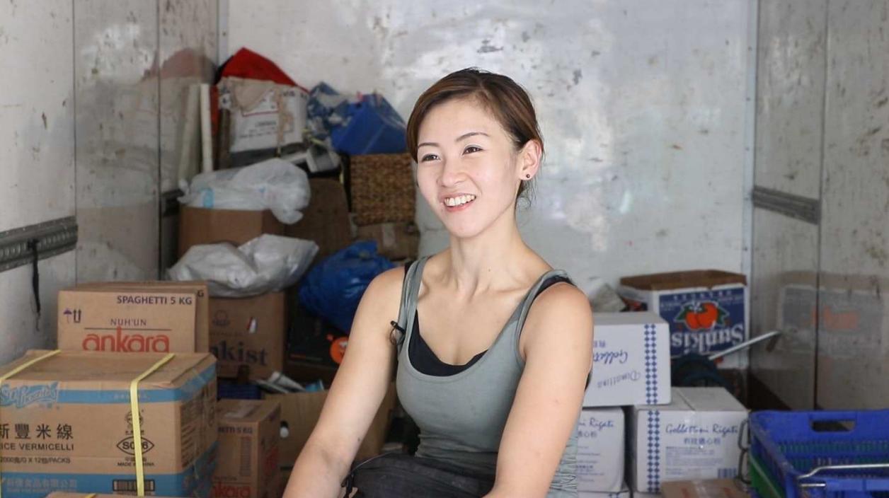 香港最美搬运工如今怎么样了呢,香港最美搬运工被富二代看上后