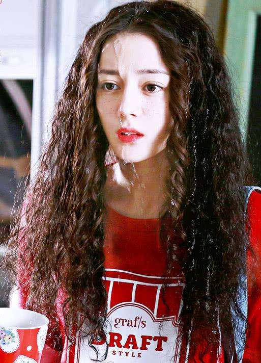 同样是烫羊毛卷，为何你烫就很显老？原因基本离不开这2点