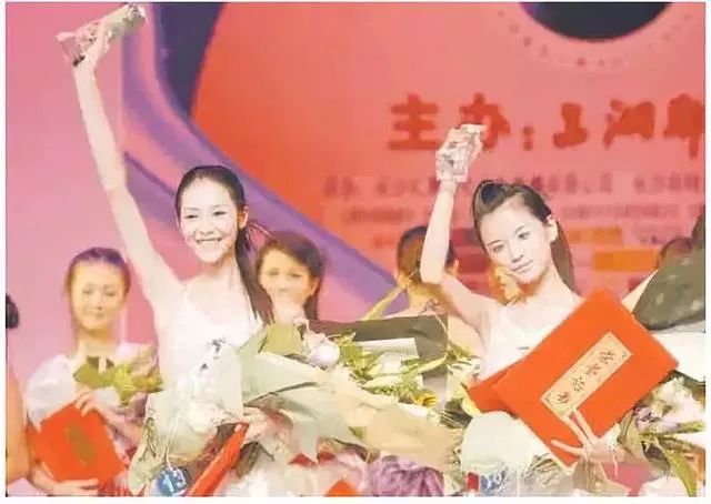 刘雯国际t台走秀视频,刘雯走t台视频